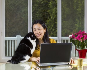 kvinna dator katt